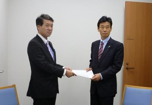 画像：西村副大臣に要請活動を行う泉田委員長（新潟県知事）